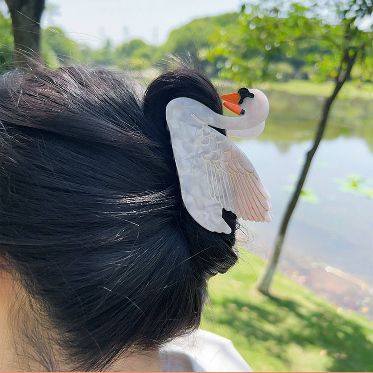 WHITE SWAN Hair Claw